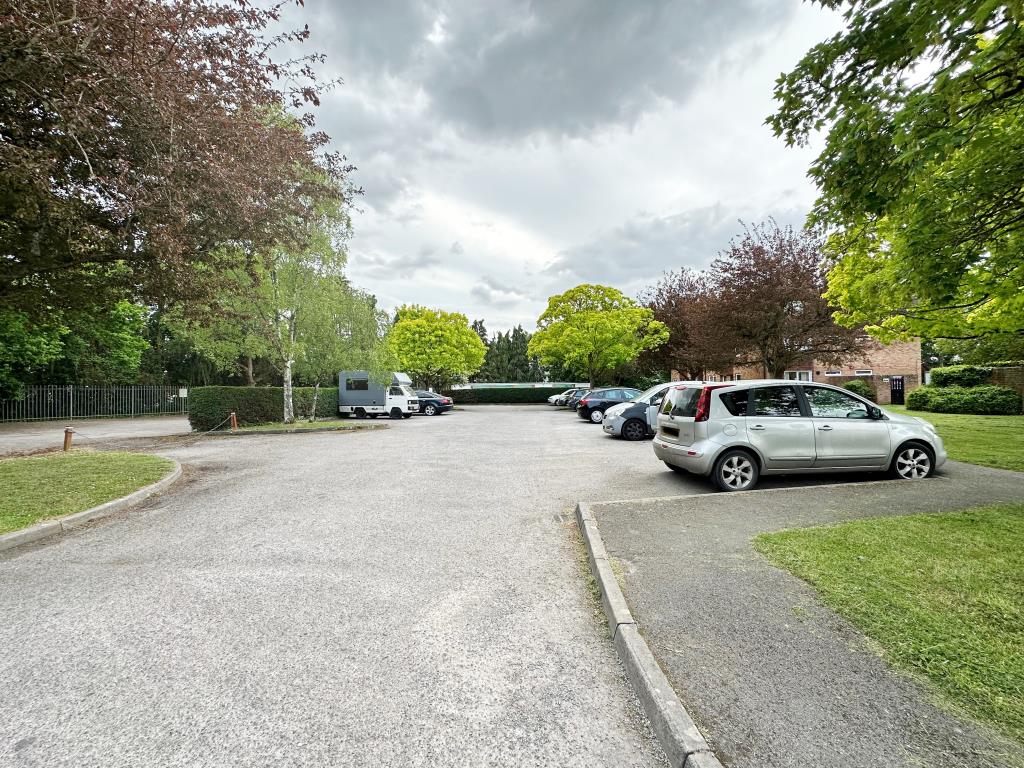 Lot: 19 - FREEHOLD GROUND RENTS - Driveway with access to car park